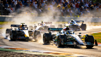 F1方程式赛车比赛现场，赛车在弯道激烈角逐