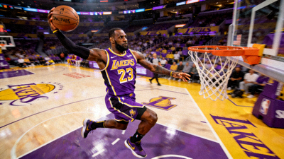 NBA季后赛湖人队球员勒布朗·詹姆斯突破上篮